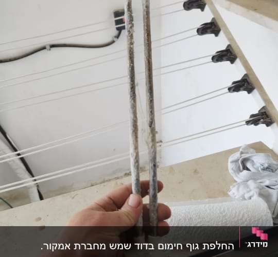 גוף חימום של דוד שמש עם אבנית ביד אדם